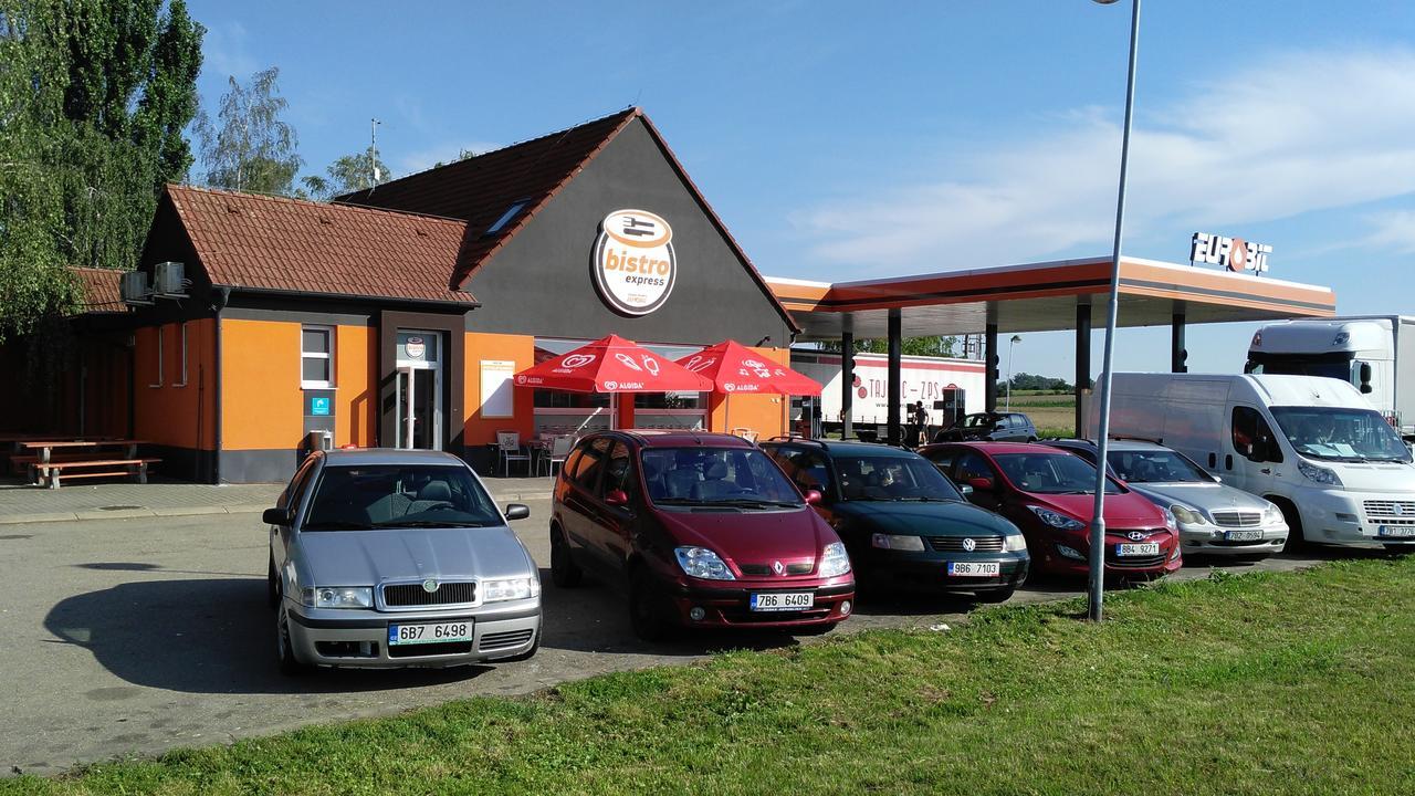 Bed & Parking Eurobit Bed & Breakfast Hrusky  Eksteriør bilde