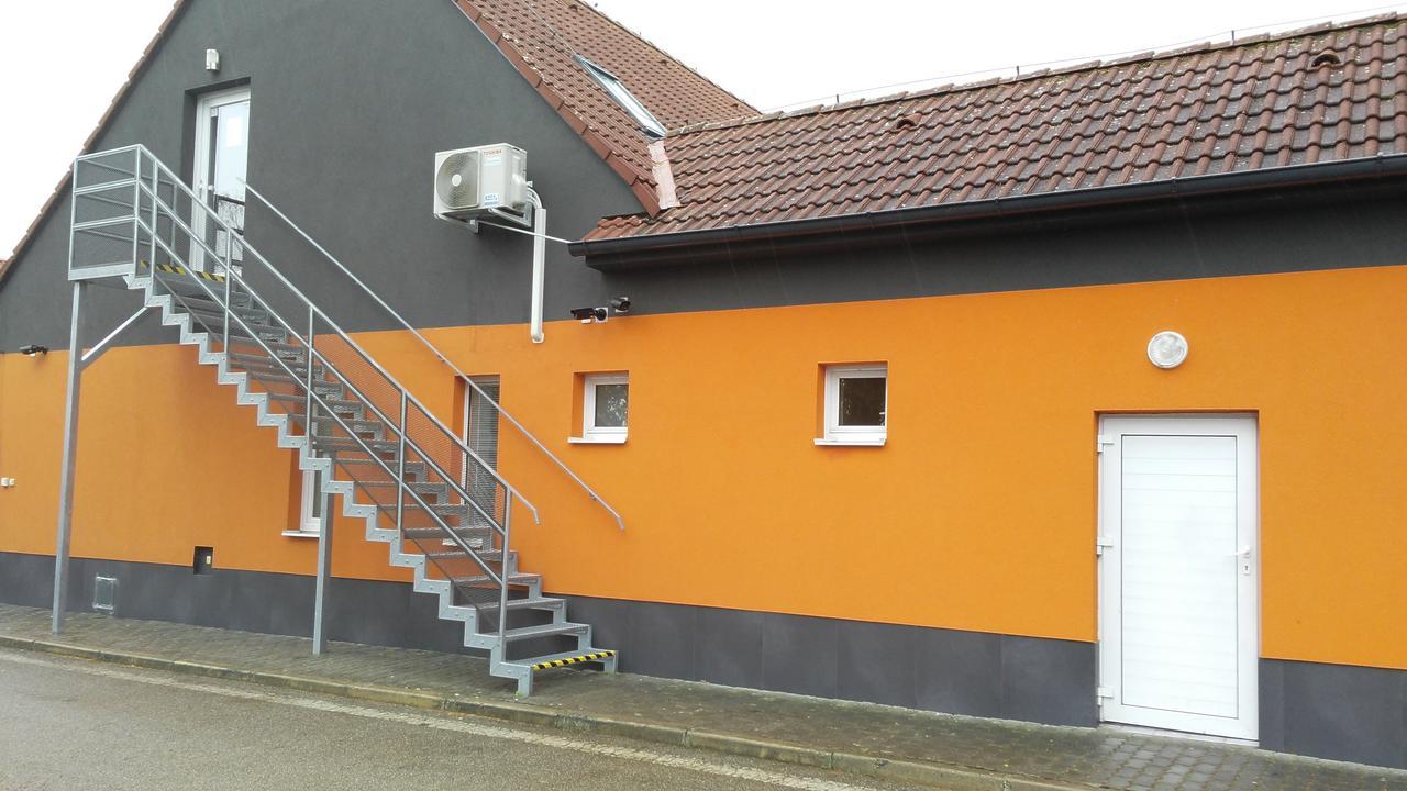 Bed & Parking Eurobit Bed & Breakfast Hrusky  Eksteriør bilde