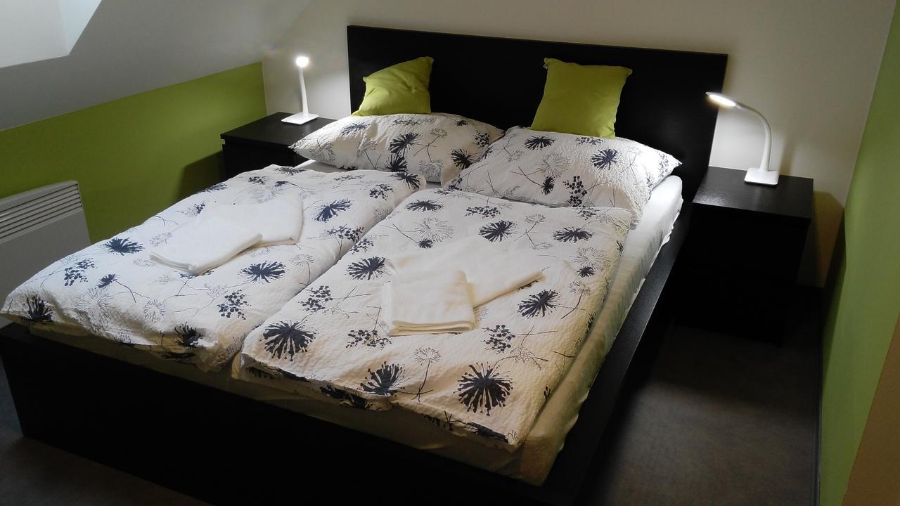 Bed & Parking Eurobit Bed & Breakfast Hrusky  Eksteriør bilde